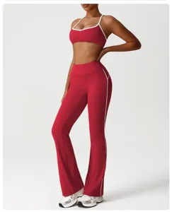 Vista dettagliata del bellissimo reggiseno sportivo rosso e dei pantaloni da yoga a zampa.