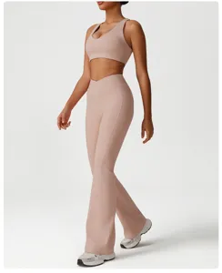 Nahaufnahme Detail des Damen Nude-Gefühl schnelltrocknenden Yoga-Sets mit Schlaghosen und Sport-BH.