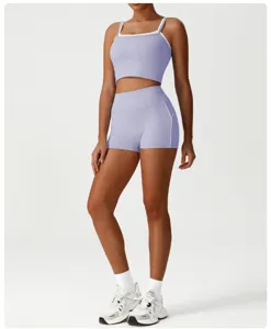 Set sportivo lilla crop top e pantaloncini vita alta, comfort senza cuciture per fitness.