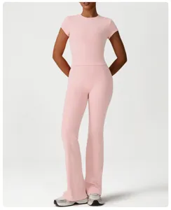 Detailansicht des rosa Sportoberteils und der Schlag-Yogahose mit feiner Textur.