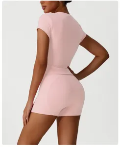 Rosa sportliches Kurzarm Yoga Oberteil und enge Shorts Set, bequeme Fitness Trainingsbekleidung.