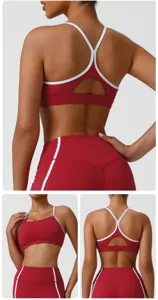 Ensemble soutien-gorge de sport croisé rouge et short de fitness, yoga respirant à séchage rapide.