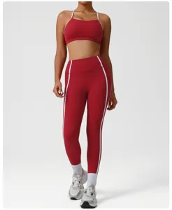 Ensemble de sport rouge avec soutien-gorge de sport et leggings taille haute et bandes.