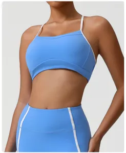 Gros plan detaille sur le soutien-gorge de sport bleu clair et les leggings de yoga.