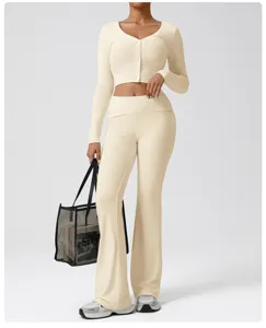 Ensemble beige de cardigan court côtelé à manches longues et pantalon évasé sur mannequin.