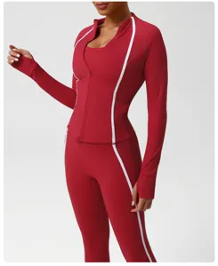 Rotes Sport Yoga Outfit Set mit weißen Paspeln, Langarm-Jacke und Leggings für Damen.