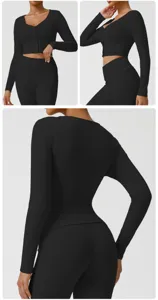 Cardigan court noir côtelé à manches longues et col en V avec leggings de yoga taille haute.