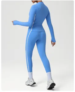 Detailansicht des blauen Sportsets mit langen Ärmeln, Daumenlöchern und weißen Seitenstreifen.