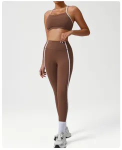 Ensemble soutien-gorge de sport et leggings de yoga marron avec coutures contrastées blanches.