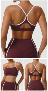 Vue détaillée de l'ensemble soutien-gorge de sport et pantalon de yoga dos croisé.