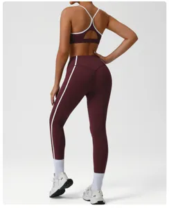 Vue arrière détaillée de l'ensemble de sport pour femme avec soutiens-gorge et leggings.