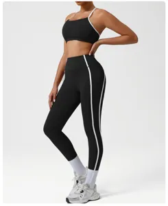 Vue rapprochée détaillée d'un ensemble de soutien-gorge de sport noir et legging pour femmes.