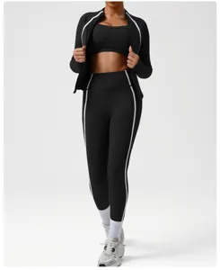 Detailansicht des schwarzen Sportsets mit weißen Kontraststreifen für Fitness und Yoga.