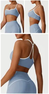 Gedetailleerd overzicht van dames sportbeha en hoge taille yoga leggings met bandjes.