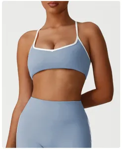 Detailopname van blauwe sport-bh met witte rand en bijpassende comfortabele yogalegging.
