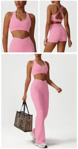 Ensemble de yoga rose avec soutien-gorge de sport croisé et leggings de fitness taille haute.