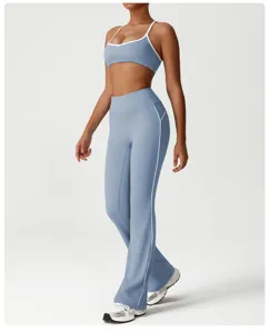 Gedetailleerd uitzicht op lichtblauwe sport-bh en uitlopende yogabroek met elasticiteit.