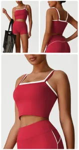 Détail de haut court de fitness et yoga rouge, décolleté carré vêtements de sport gros plan