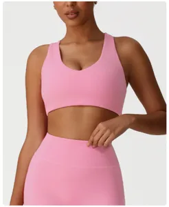 Détail de soutien-gorge de sport rose montrant le tissu souple et le dos nageur de soutien.