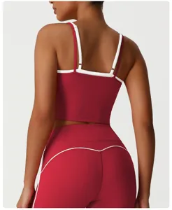 Vue arrière détail de l'ensemble débardeur de yoga pour femmes, tenue de sport extensible.