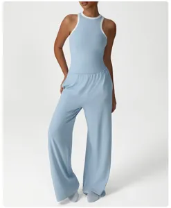 Detailansicht des hellblauen ärmellosen Tanktops und passenden weiten Loungewear Hosen.