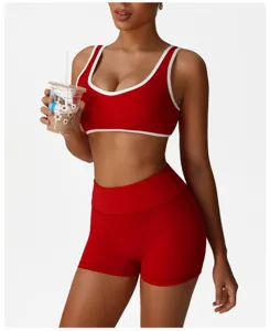 Ensemble soutien-gorge de sport rouge et short taille haute, tenue de fitness élastique.