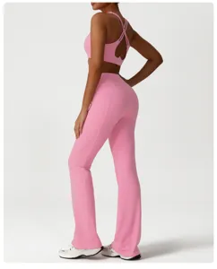 Ensemble de yoga rose avec soutien-gorge de sport dos croisé et leggings évasés taille haute.