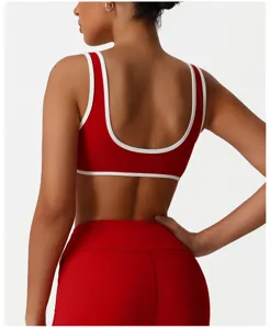 Vue détaillée de la brassière de sport rouge avec bordure blanche et dos nageur.