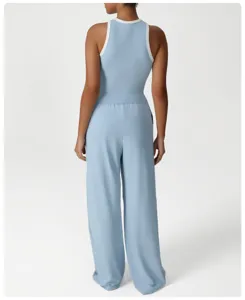 Helles blaues Sport Tanktop und weite Hosen Set ideal für Yoga, Fitness und das tägliche Training.