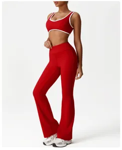Ensemble soutiens-gorge de sport rouge et pantalon de yoga évasé, idéal pour le fitness et le gym.