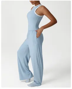 Hellblaues zweiteiliges Sportset Detail, weite Yogahose und Tanktop für das Damentraining.