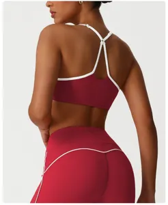 Achterdetail van de wijnrode sport-bh met gekruiste bandjes en yoga-leggings.
