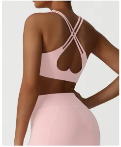 Détails du soutien-gorge de sport rose avec bretelles croisées et découpe cœur au dos.