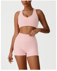Gros plan détaillé de l'ensemble de sport rose, montrant une texture côtelée et un design.