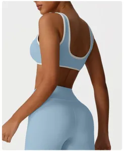 Vue détaillée de la brassière de sport bleu clair et du legging de fitness taille haute.