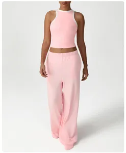 Detailansicht des rosa Sport Crop Tops und der bequemen lockeren weiten Loungewear Hose.