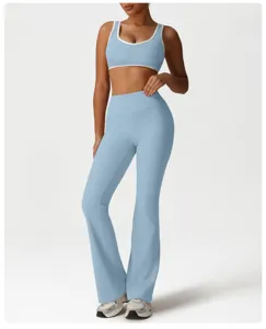 Vue détaillée de l'ensemble de yoga bleu clair avec soutien-gorge de sport et pantalon patte.