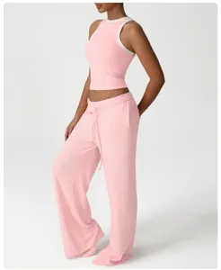 Rosa geripptes Crop-Top und weite Hosen Set Detailansicht für Sport und Freizeit.