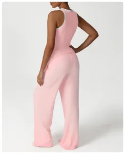 Rosa zweiteiliges Yoga-Set mit Tanktop und bequemen weiten Hosen für Sport und Training.