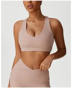 Vue rapprochée du soutien-gorge de sport rose à dos croisé et du legging de fitness.