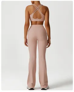 Soutien-gorge de sport croisé rose et pantalon de yoga évasé, vue de détail, tissu extensible.