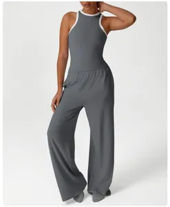 Graues ärmelloses Tanktop und weite Hose Detailansicht zeigt Stoffstruktur und Fitness-Passform.