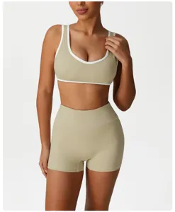 Ensemble de fitness yoga kaki avec bordure blanche contrastée et short taille haute.