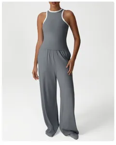 Graues Sport Zweiteiler-Set mit weiten Yoga-Hosen und ärmellosem Tanktop für Fitnesstraining.