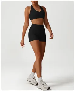 Vue détaillée de l'ensemble soutien-gorge de sport et short de yoga noir, confortable et souple.