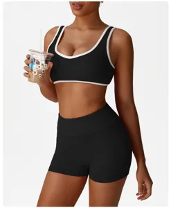 Ensemble soutien-gorge de sport et short noir avec bordure blanche pour fitness yoga.