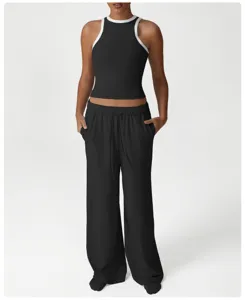Detailansicht des schwarzen sportlichen Tanktops und der weiten Yoga-Hose im Set.