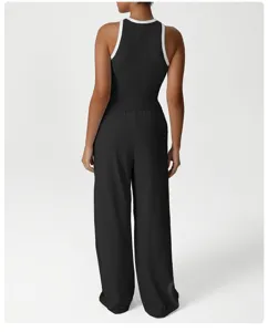 Detaillierte Rückansicht des schwarzen Sport-Tanktops mit Kontrastkante und weiten Yogahosen.