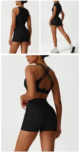Schwarzes Sport Yoga Set für Damen, atmungsaktives und feuchtigkeitsableitendes Fitness Outfit.