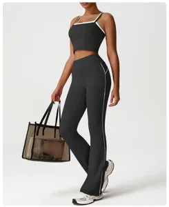Set abbigliamento sportivo donna con crop top atletico e pantaloni yoga a zampa vita alta.